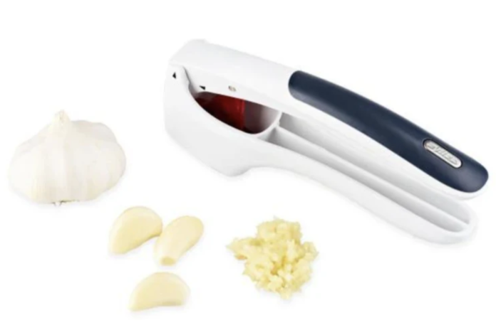 How to use a garlic press